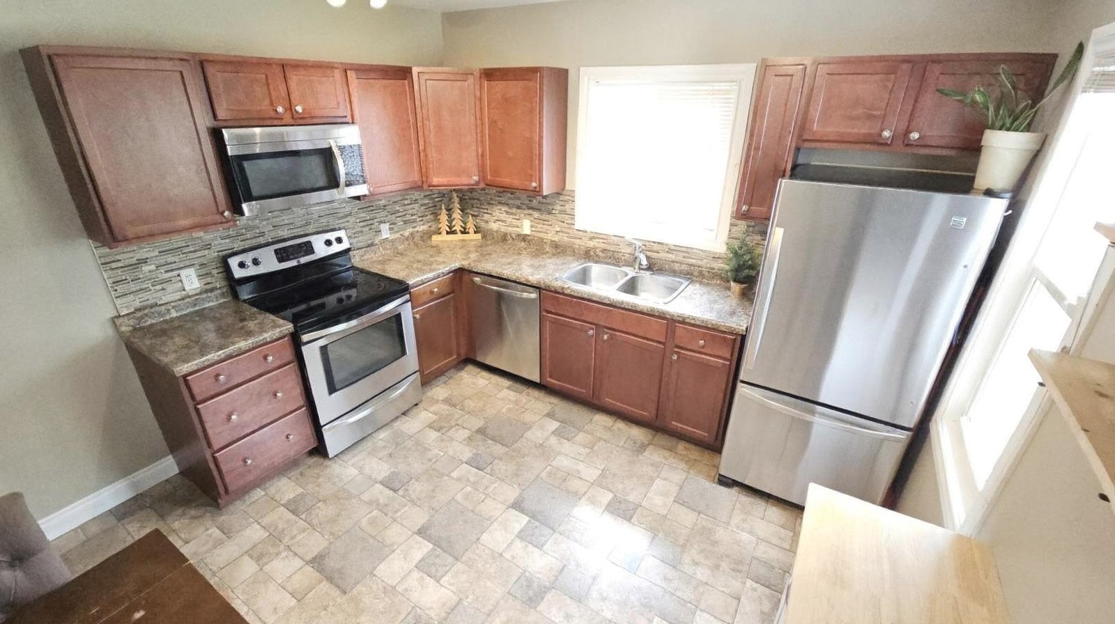 1325 Wallbridge AVE Thunder Bay, Ontario P7E3K7